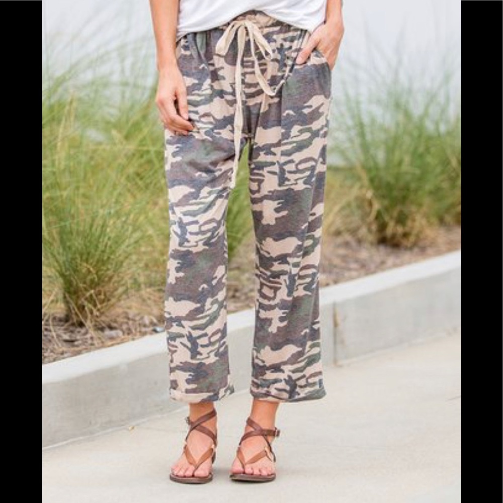 Amaryllis NWT crop camouflage drawstring pants